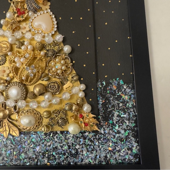 Handmade Vintage Jewelry
Christmas Tree framed - Picture 4 of 5